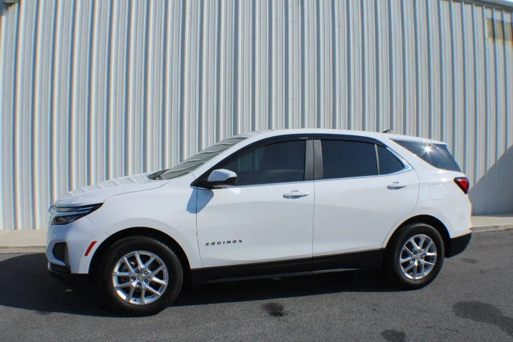 Used 2023 SUMMIT WHITE Chevrolet LT image 4