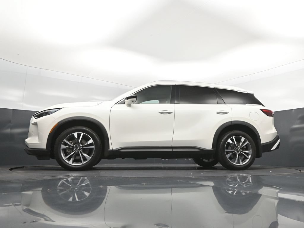 Certified Used 2023 White INFINITI LUXE image 41