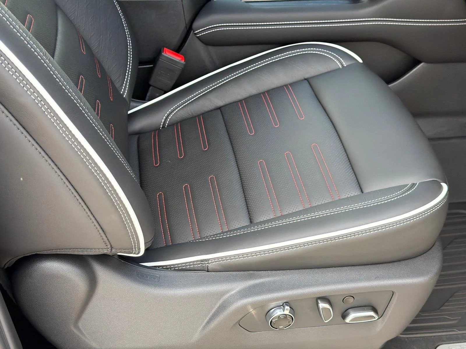 2026 GMC Yukon AT4 Ultimate - Photo 10