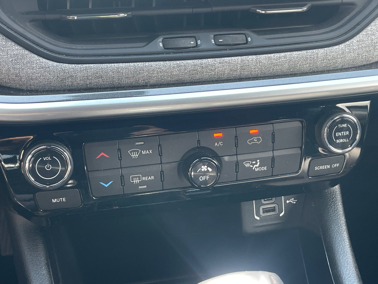 Used 2024 Diamond Black Crystal Pearlcoat Jeep Latitude Lux image 15
