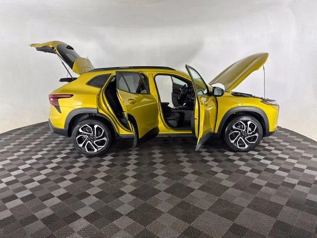 Used 2025 Yellow Chevrolet 2RS image 22