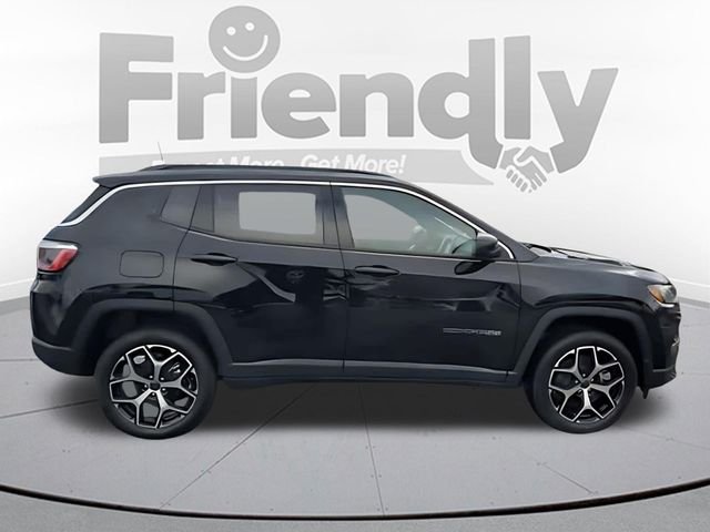New 2026 Diamond Black Crystal Pearl-Coat Exterior Paint Jeep Limited image 6