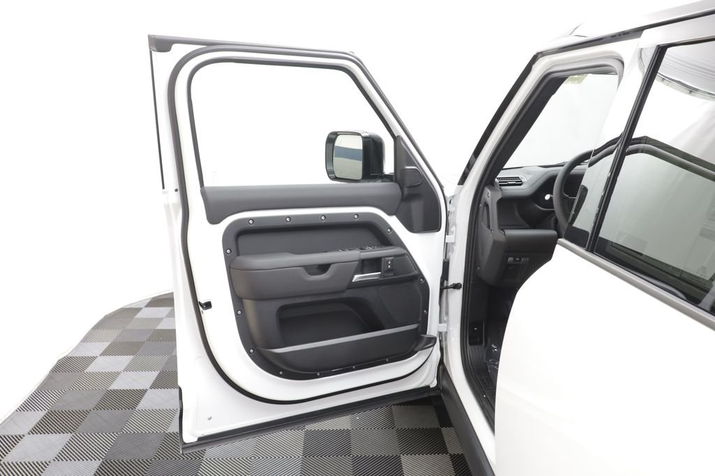 New 2026 Fuji White LAND ROVER X-Dynamic SE image 6