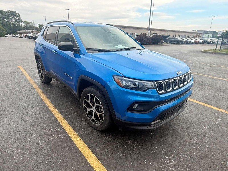Used 2024 Hydro Blue Pearlcoat Jeep Latitude image 4