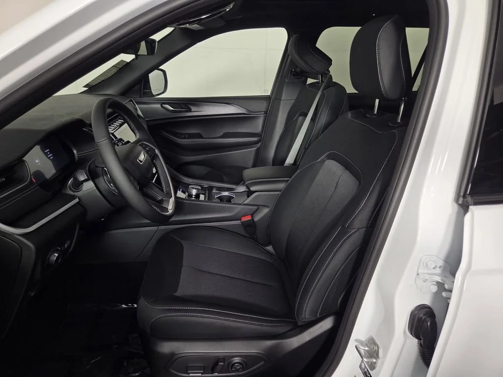 New 2026 Bright White Clear-Coat Exterior Paint Jeep Laredo X image 9