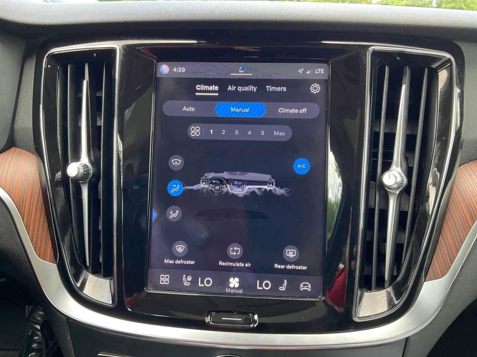 Used 2023 Crystal White Metallic Volvo Plus Dark Theme image 20