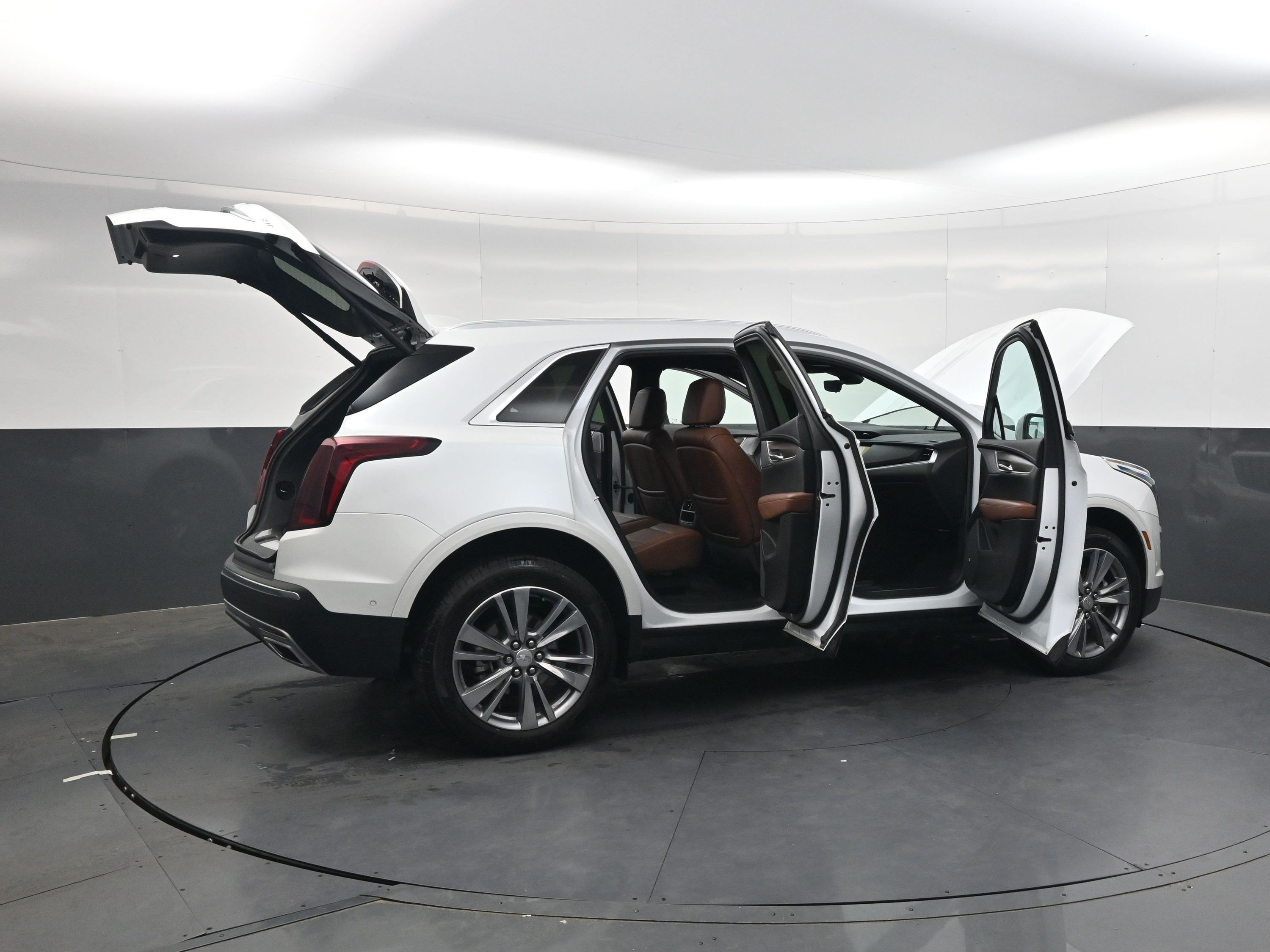 Used 2024 Crystal White Tricoat Cadillac FWD Premium Luxury image 31