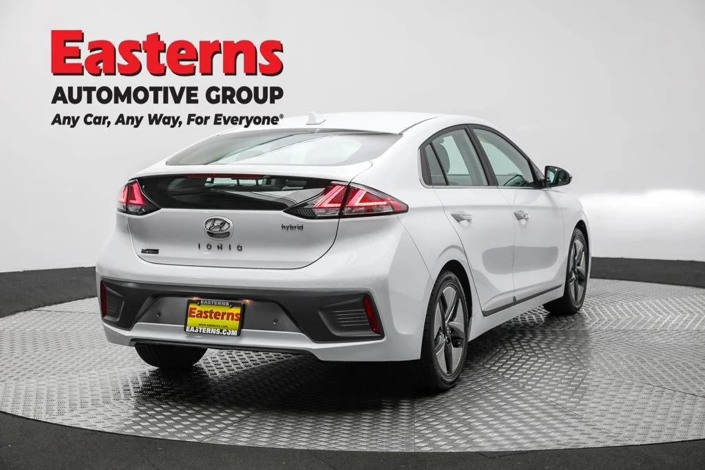 Used 2022 White Hyundai Limited image 5