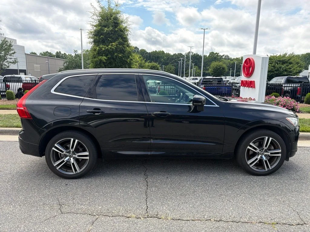 Used 2019 Black Volvo T6 Momentum image 9