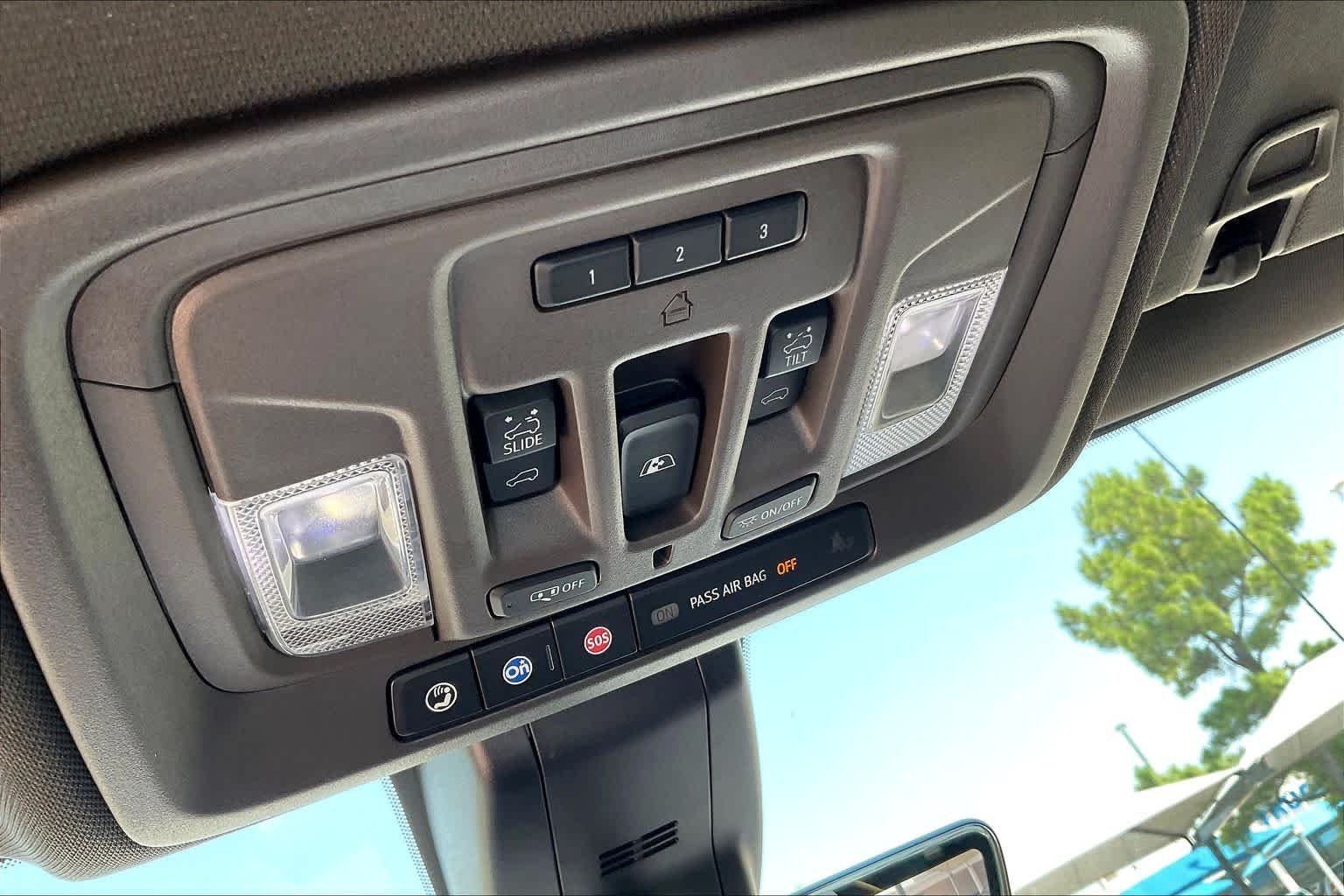 Used 2021 White Frost Tricoat GMC Denali image 32