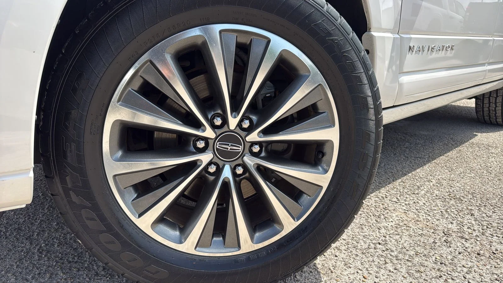 Used 2017 White Lincoln Select image 19