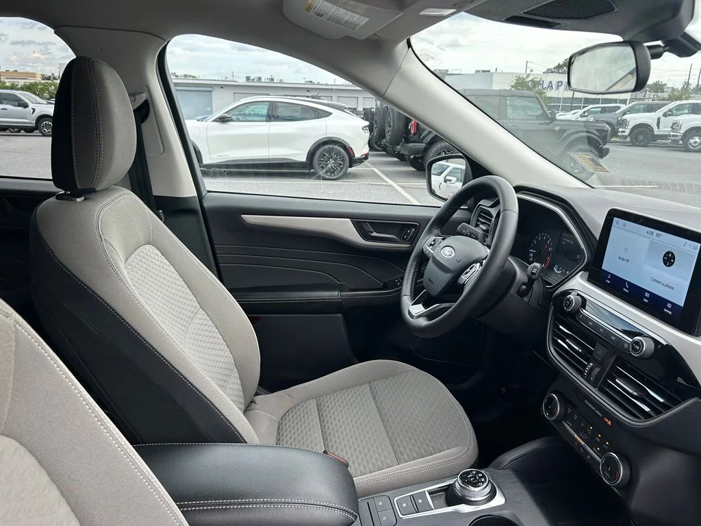 Used 2022 Black Metallic Ford SE image 25