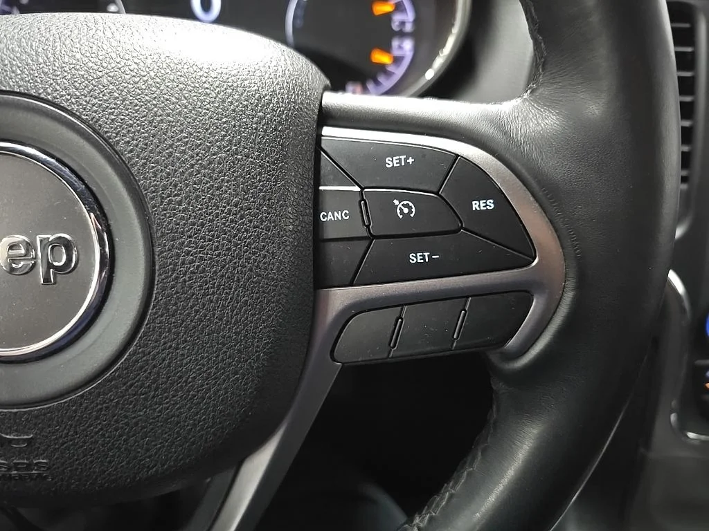 Used 2018 Red Jeep Laredo image 22