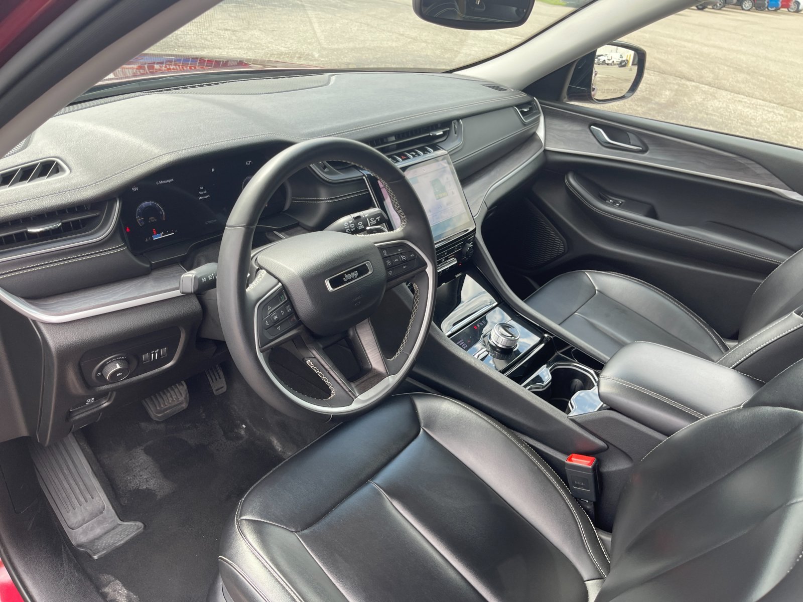 Used 2023  Jeep Limited image 10