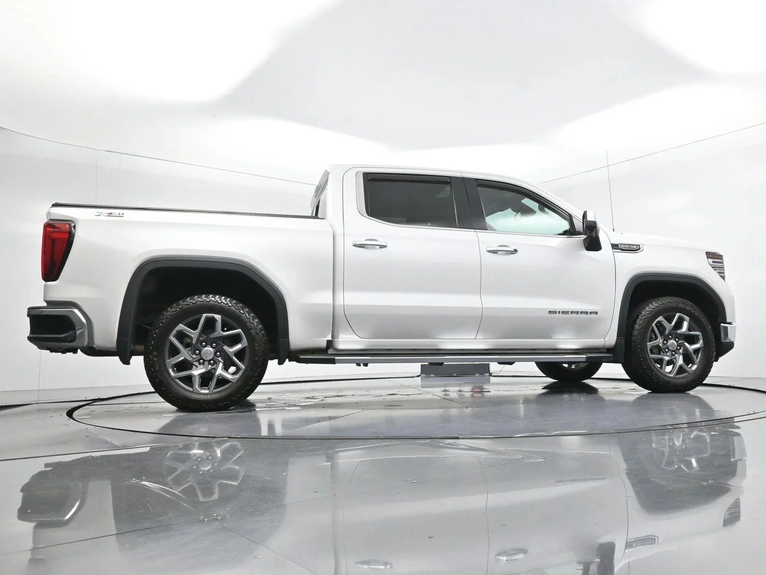 Used 2023 White Frost Tricoat GMC SLT image 52