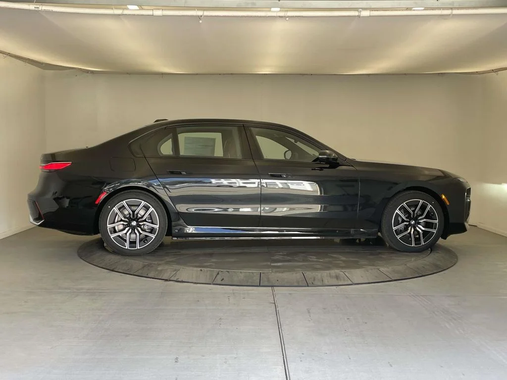 Used 2026 Black BMW xDrive60 image 6