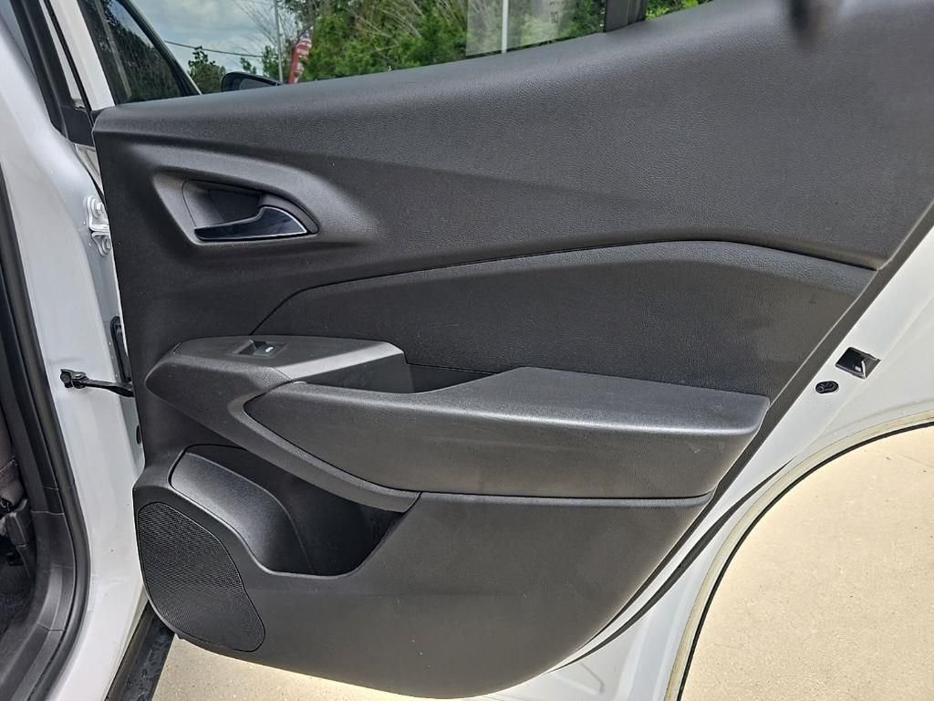 Used 2025 White Chevrolet ACTIV image 27