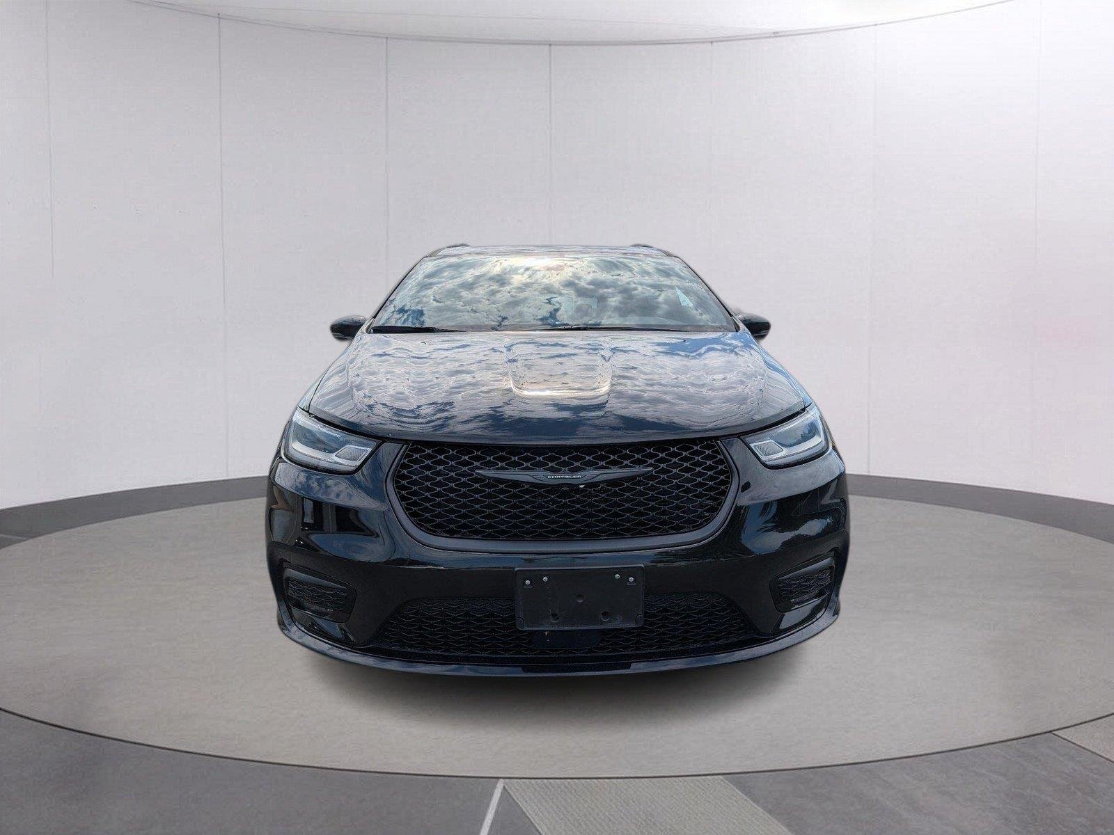 Used 2025 Diamond Black Crystal Pearlcoat Chrysler Limited image 10