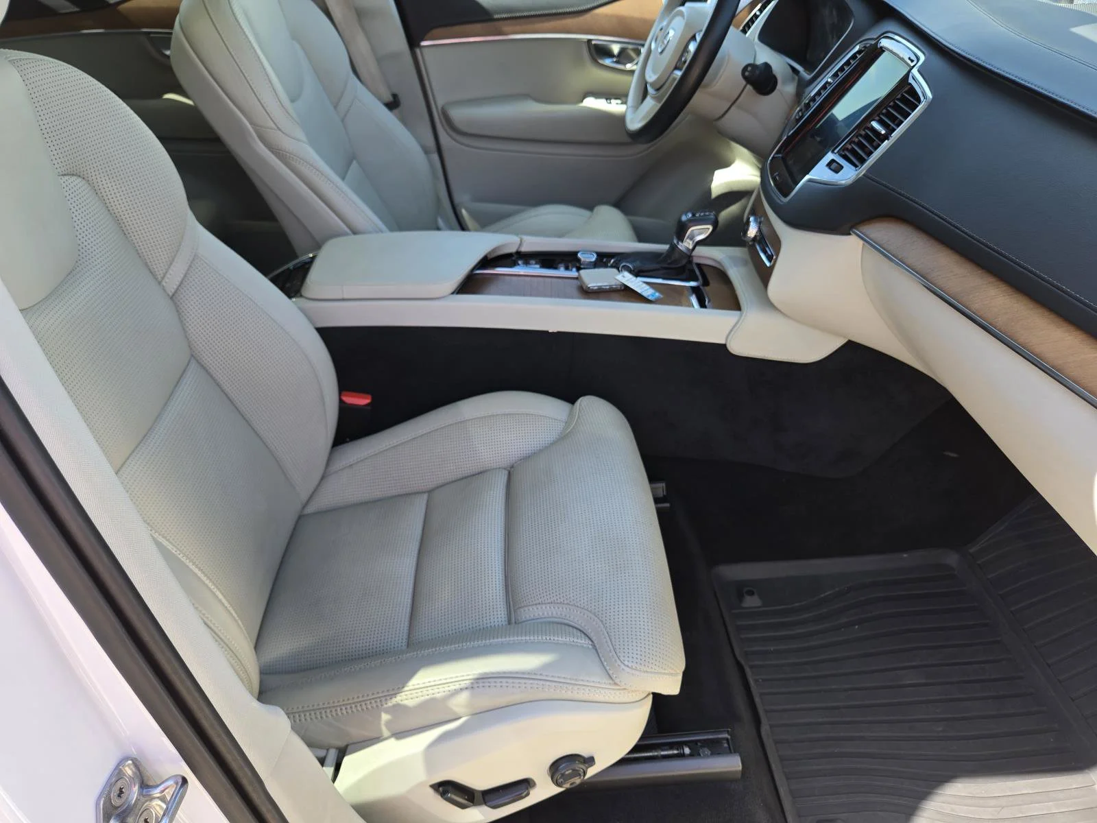 Used 2019 Crystal White Pearl Volvo Inscription image 42