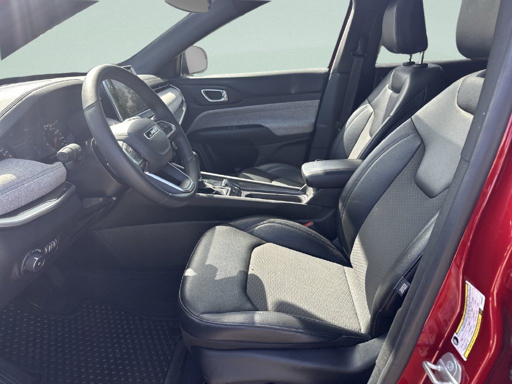 Used 2025 Red Hot Pearlcoat Jeep Latitude image 10