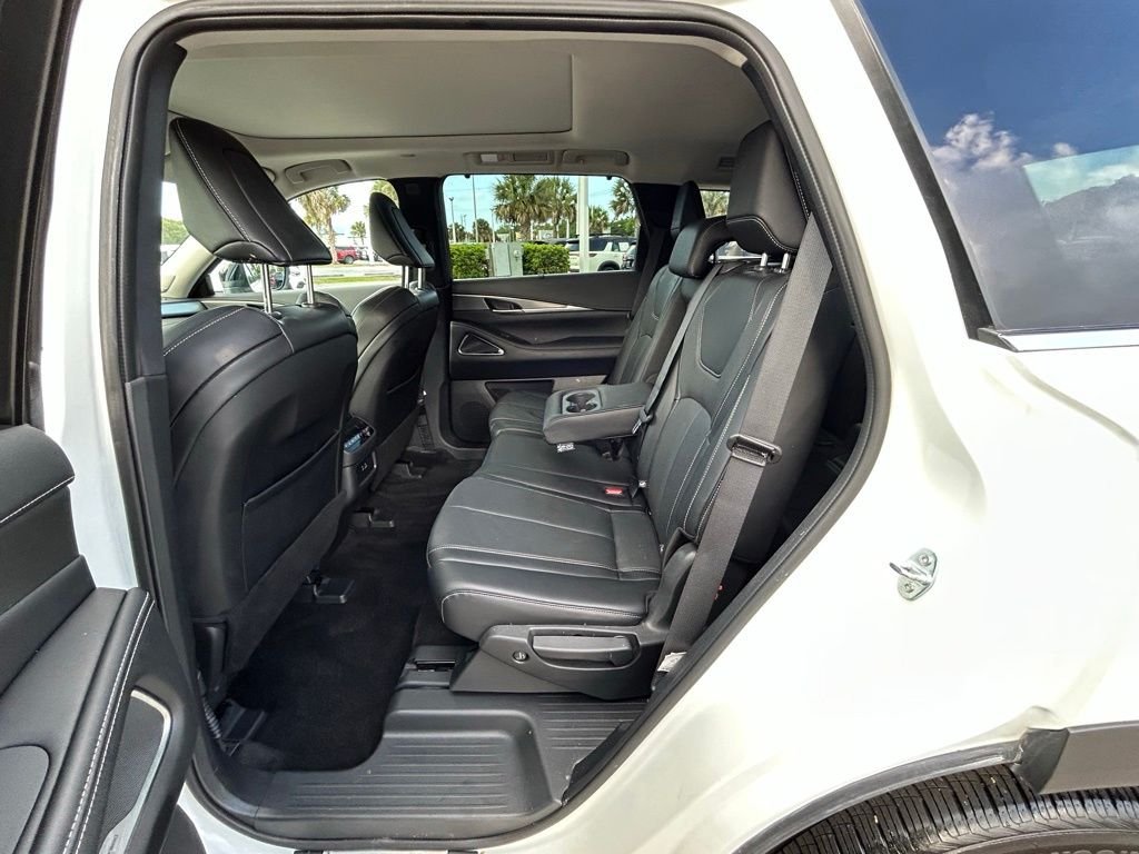 Used 2025 White INFINITI LUXE image 59