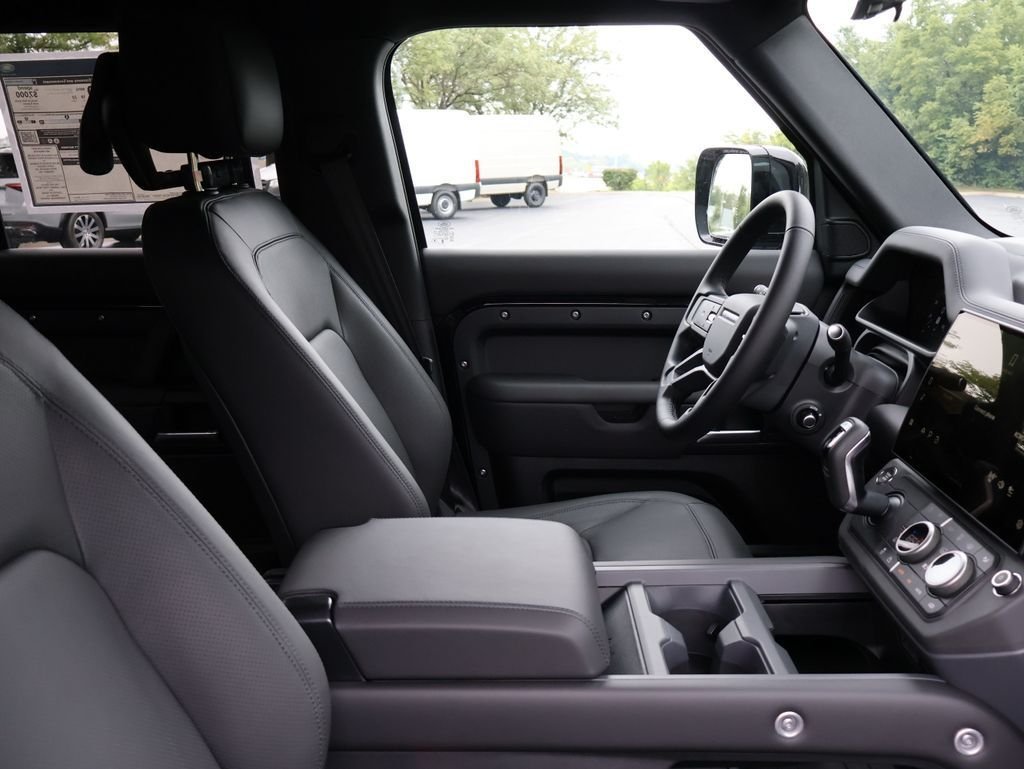New 2026 Santorini Black LAND ROVER X-Dynamic SE image 8