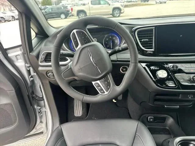 2026 Chrysler Pacifica Select - Photo 15