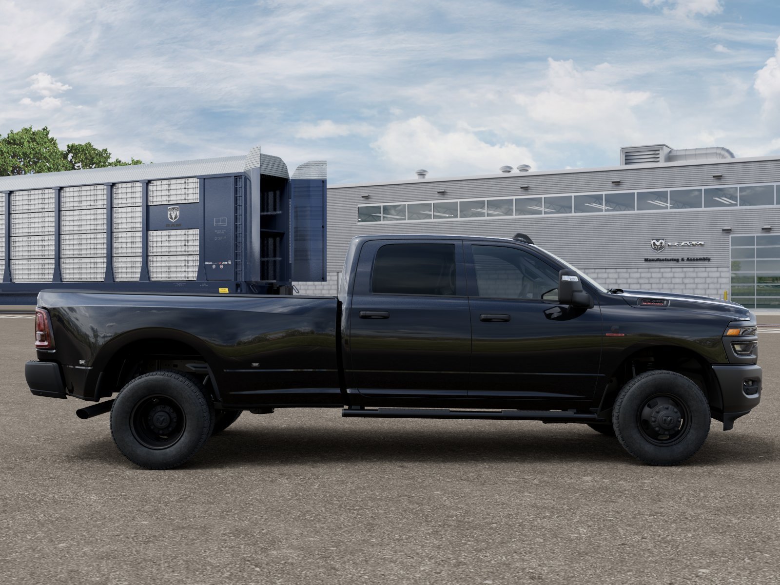 New 2026 Diamond Black Crystal Pearl-Coat Exterior Paint RAM Tradesman image 21