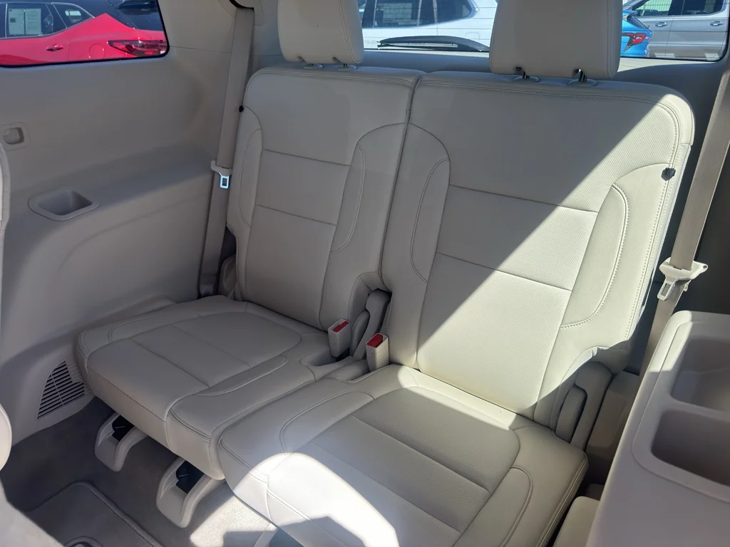 Used 2022 White Frost Tricoat GMC Denali image 14