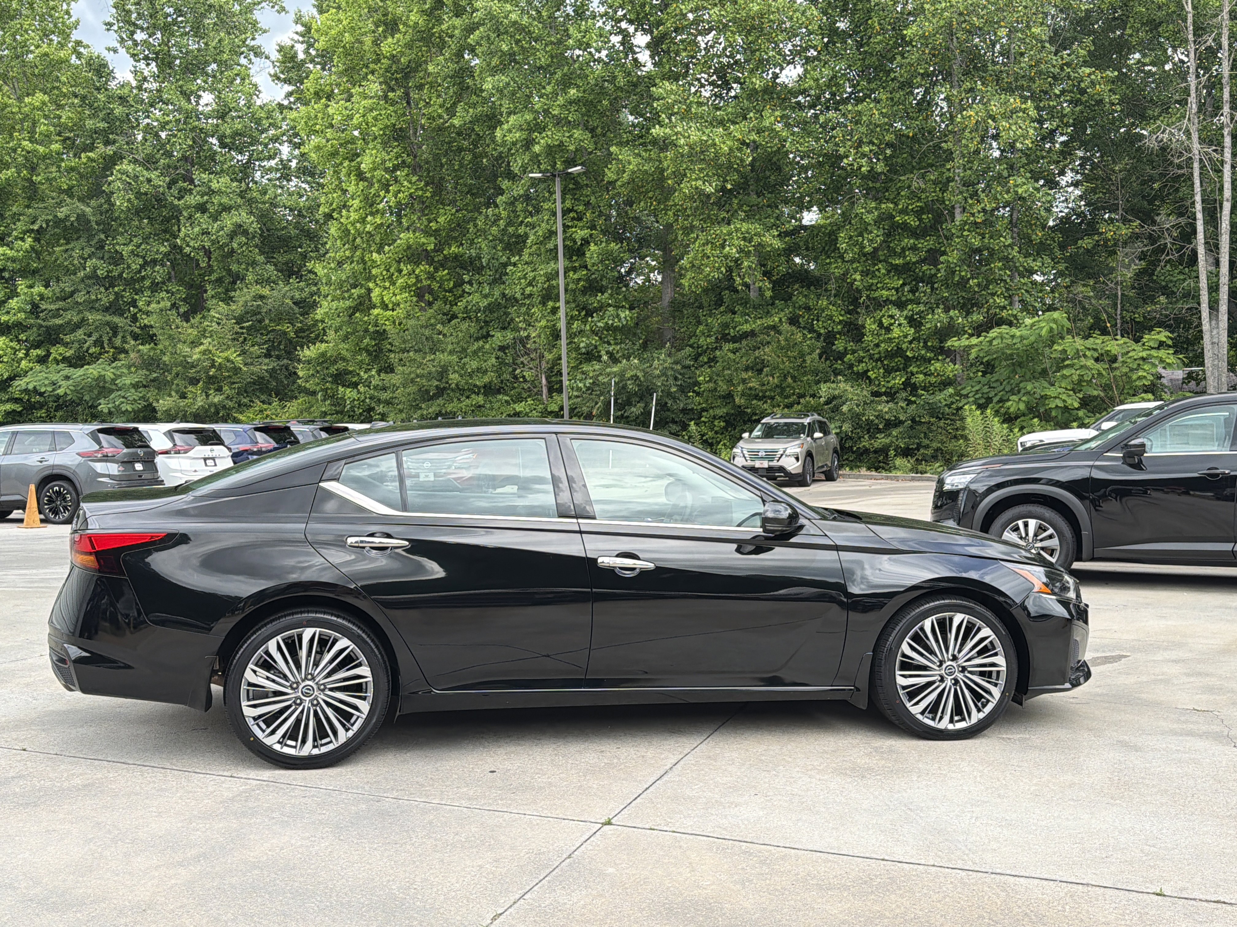 Used 2024 Super Black Nissan 2.5 SL image 9