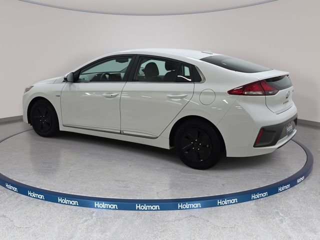 Used 2020 White Hyundai SE image 8