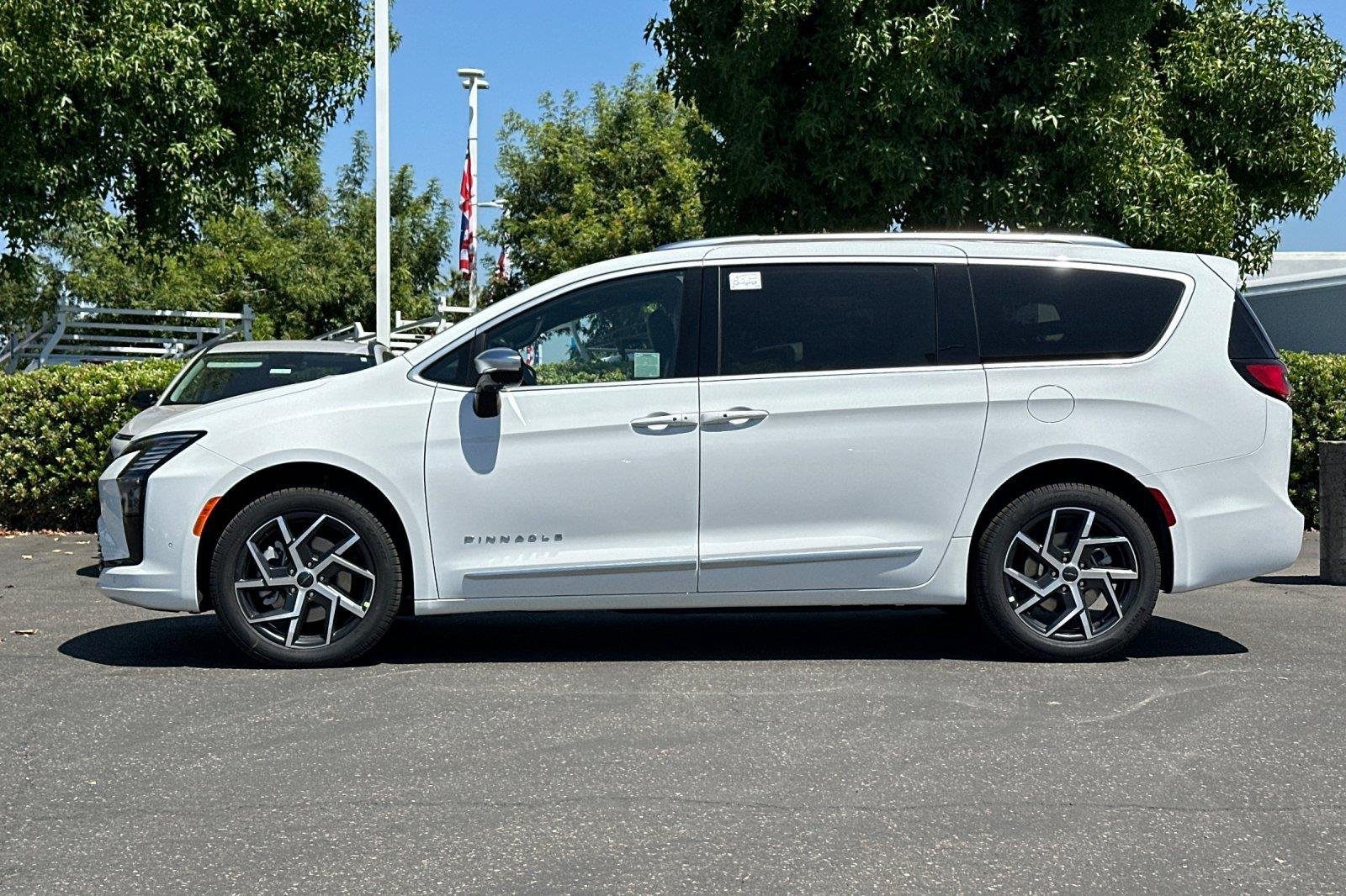 New 2027 Bright White Clearcoat Chrysler Pinnacle image 7