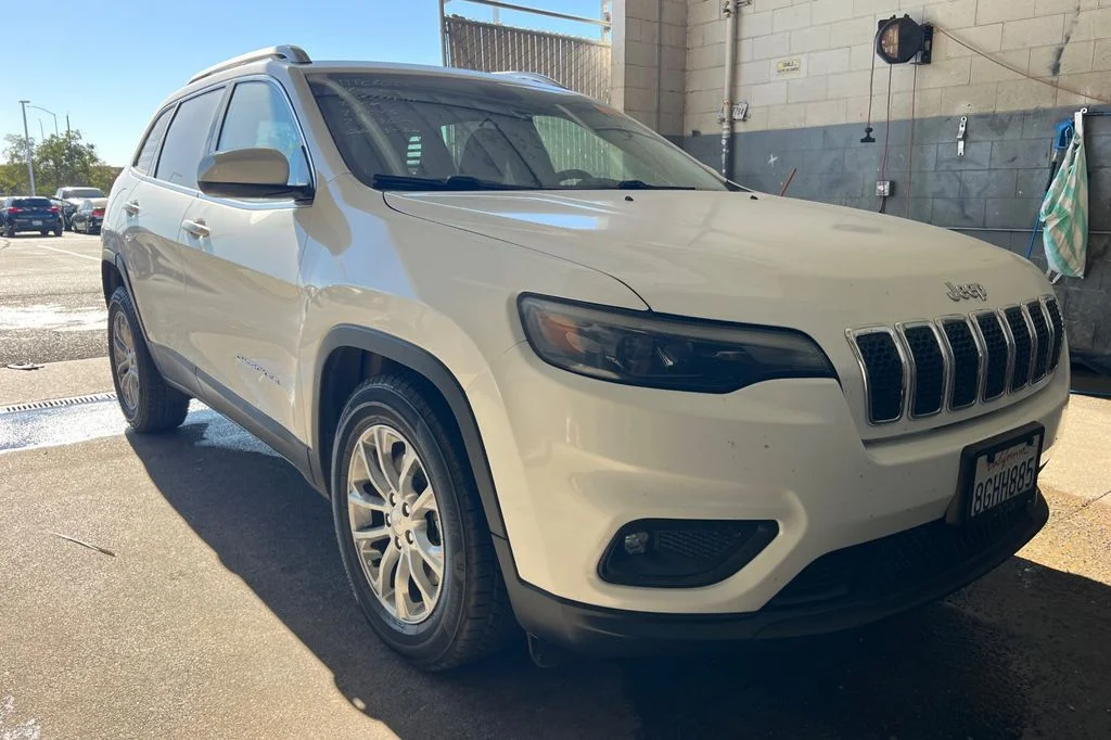 Used 2019 White Jeep Latitude image 2