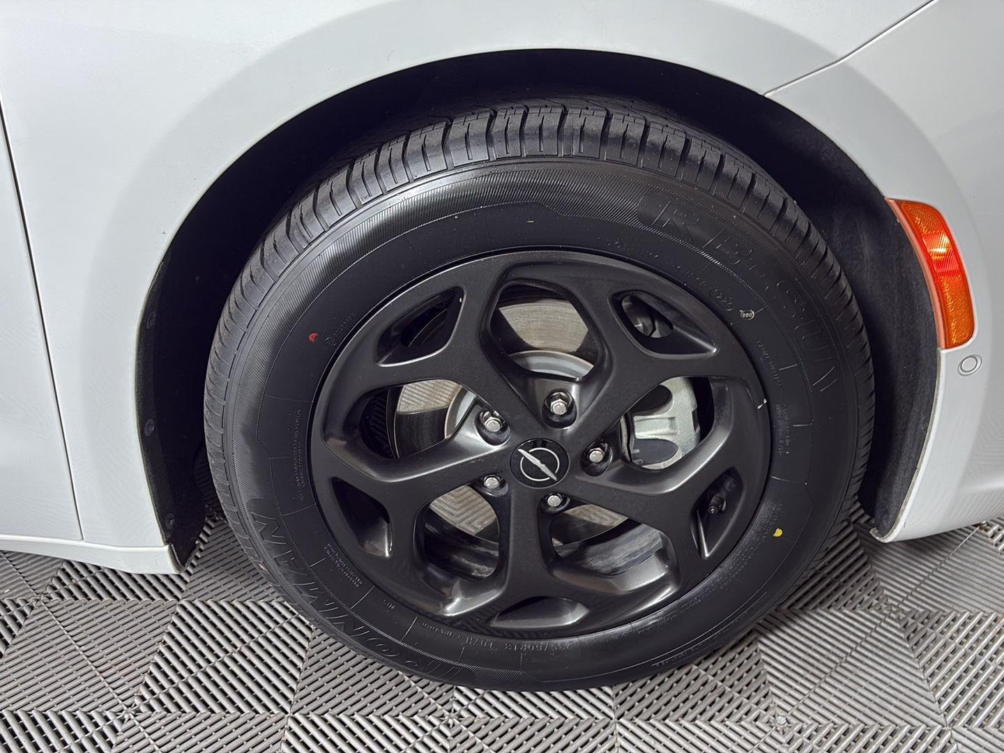 Used 2022 Bright White Clearcoat Chrysler Hybrid Limited image 13