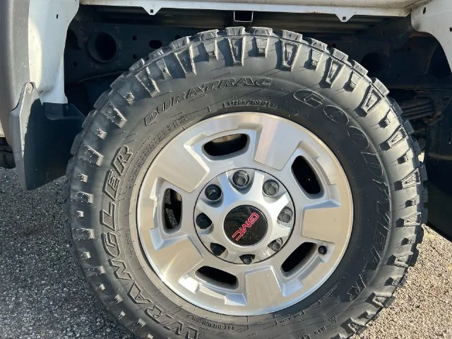 Used 2016 White GMC Base image 21