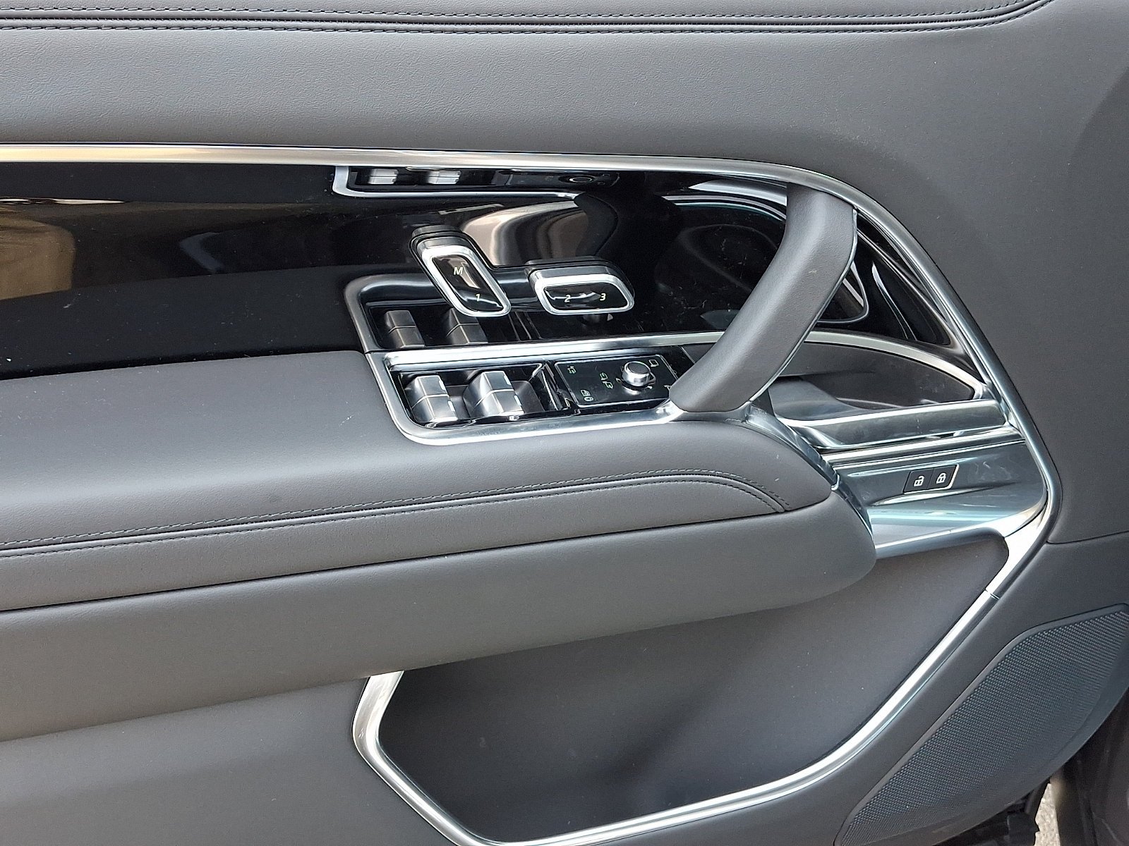 New 2026 Eiger Grey Land Rover SE image 10