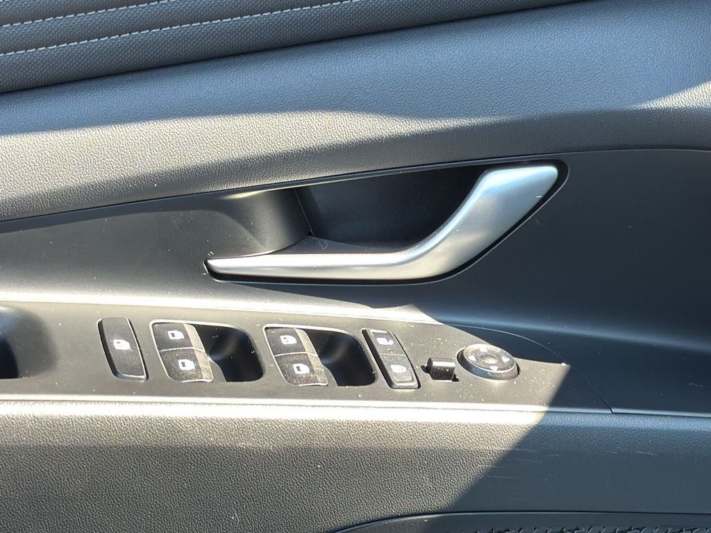 2025 Hyundai Elantra Limited - Photo 17