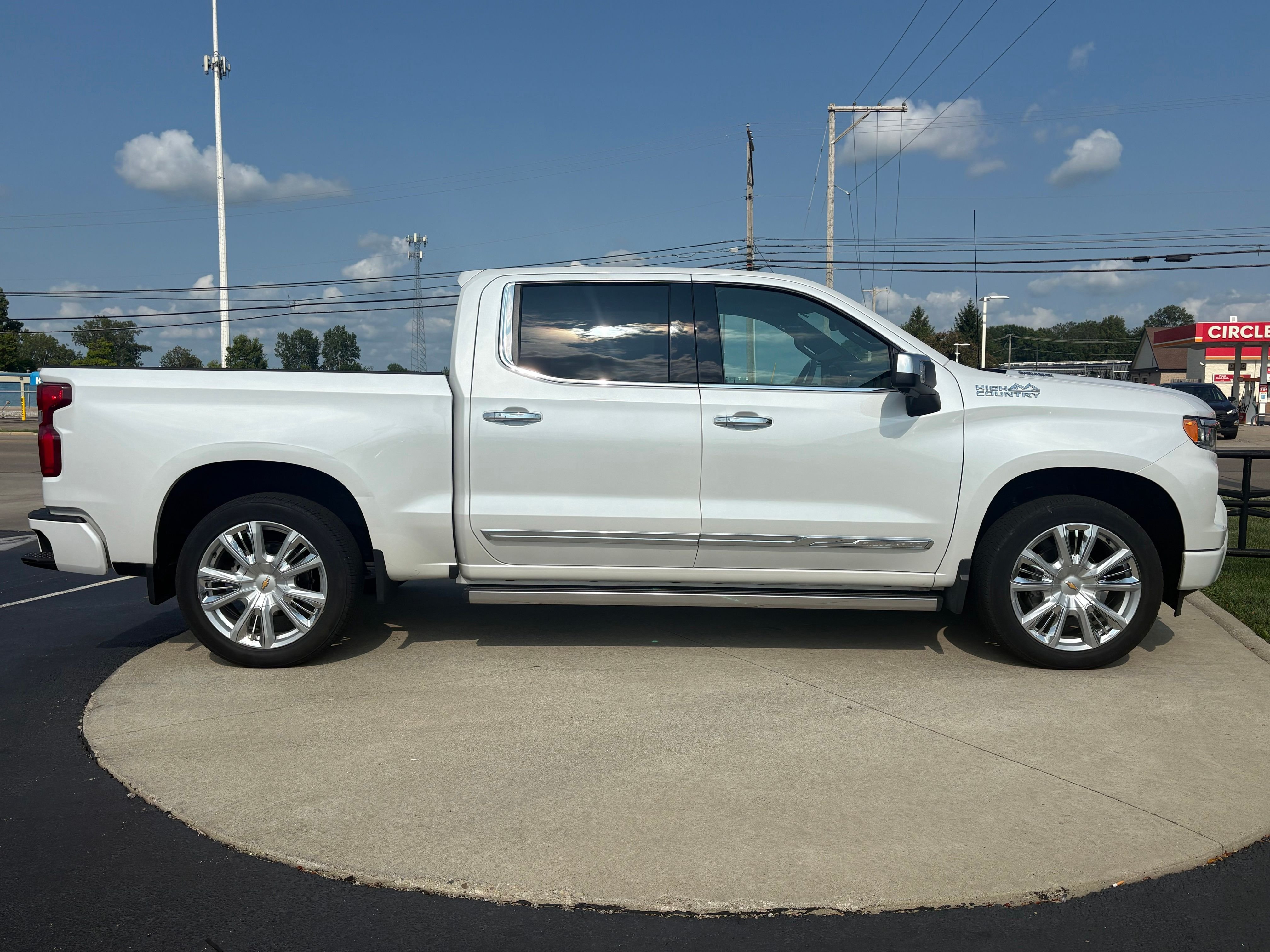 Used 2023 Iridescent Pearl Tricoat Chevrolet High Country image 8