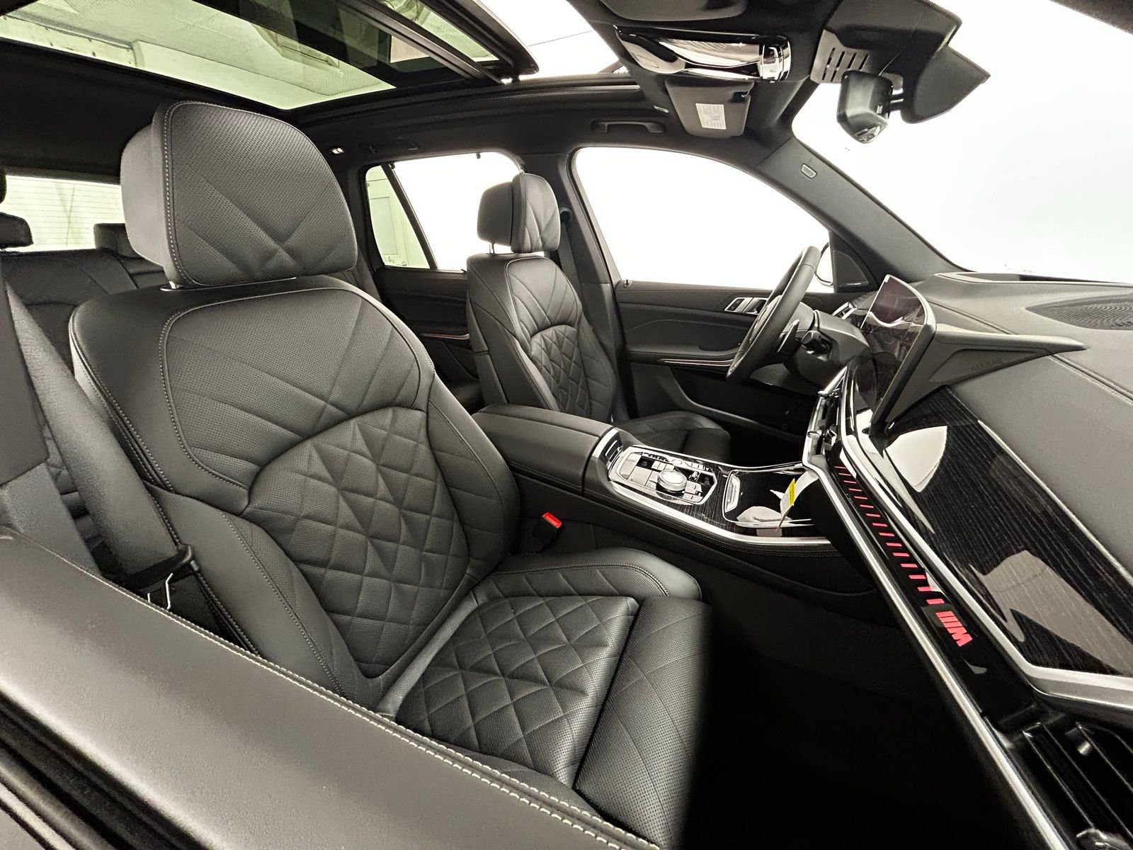 New 2026 Dravit Grey Metallic BMW M60i image 43
