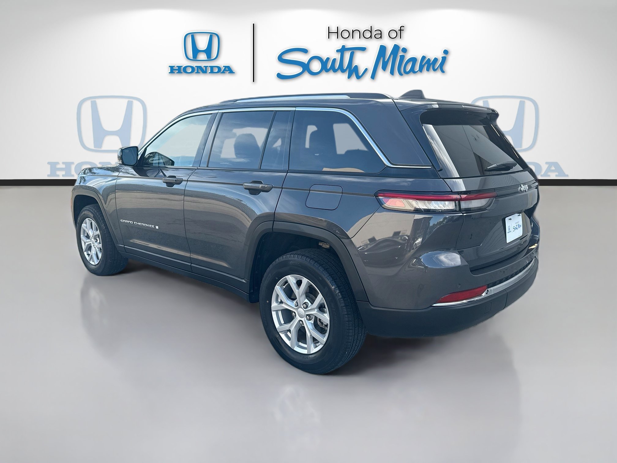 Used 2023 Baltic Gray Metallic Clearcoat Jeep Limited image 5