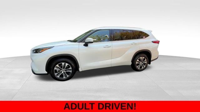 Used 2022 Beige Toyota XLE image 3