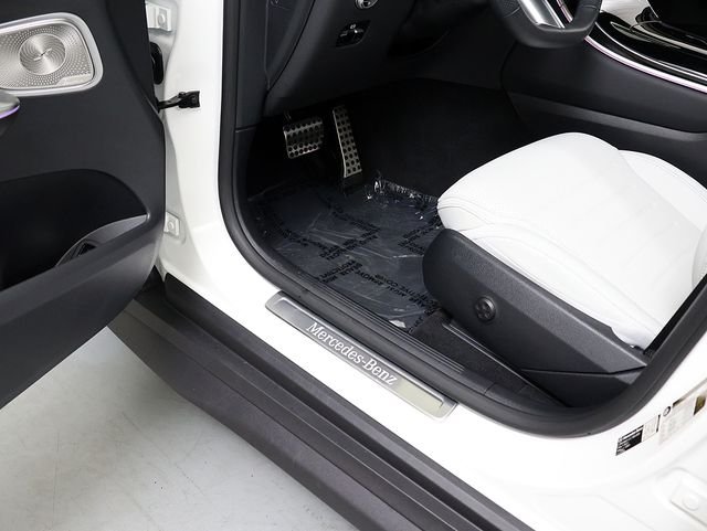 Certified Used 2026 Polar White Mercedes-Benz GLC 300 image 25