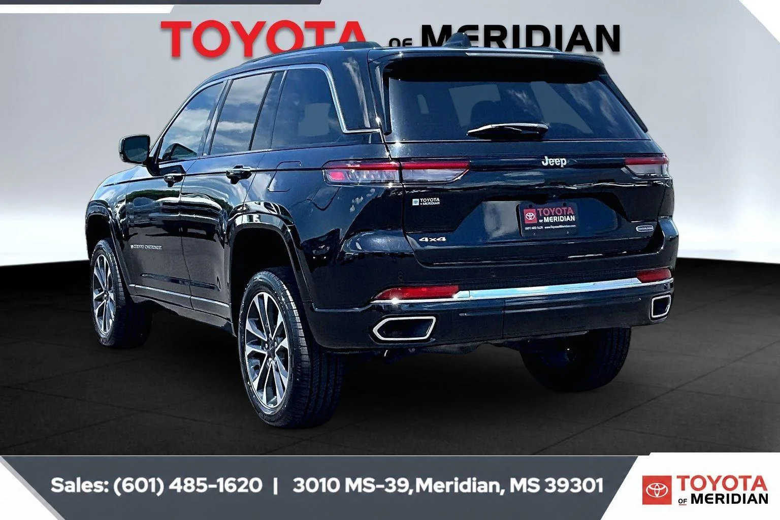 Used 2023 Diamond Black Crystal Pearlcoat Jeep Overland image 2