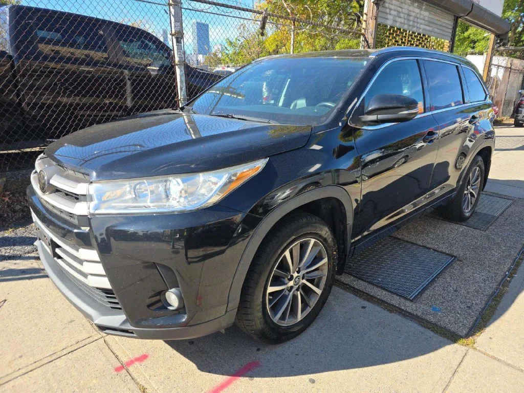 Used 2018 Black Toyota XLE image 8