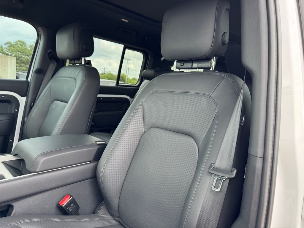 Used 2025  Land Rover S image 14