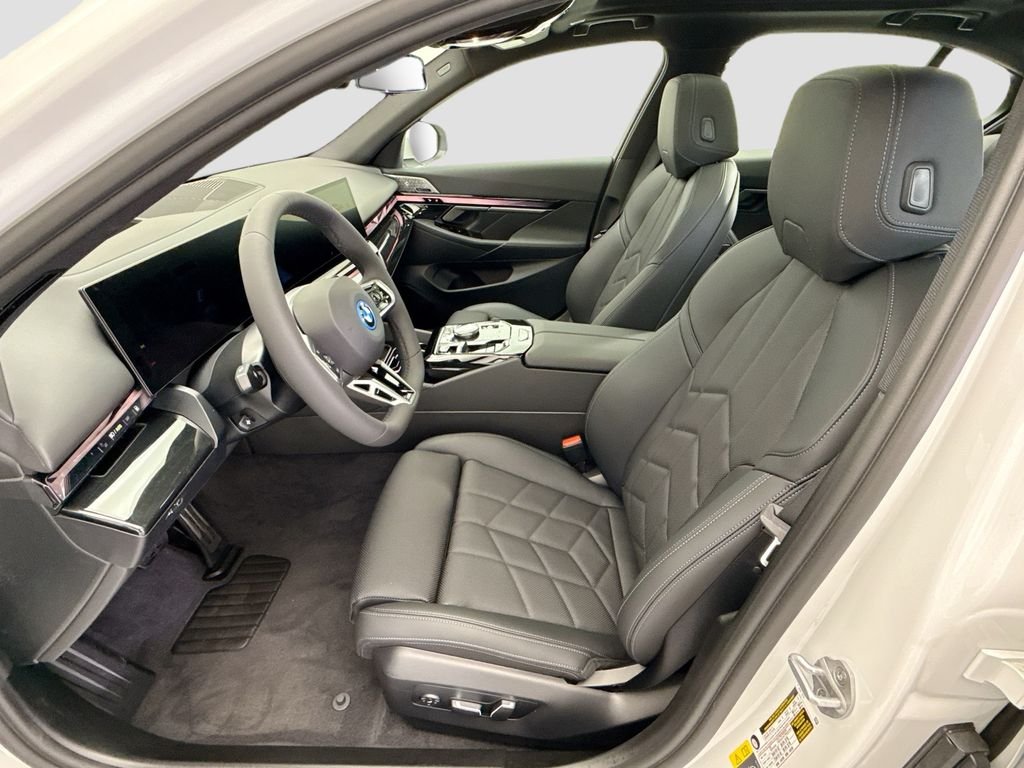 New 2027 White Metallic BMW 550e xDrive image 18