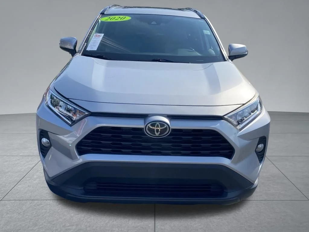 Used 2020 Silver Toyota XLE Premium image 20