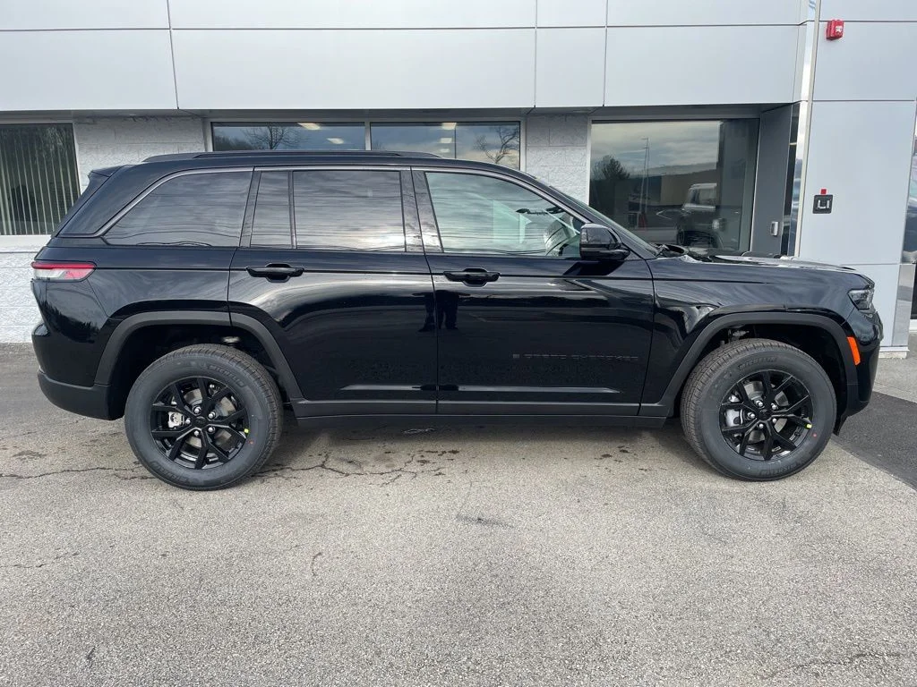 New 2026 Diamond Black Crystal Pearl-Coat Exterior Paint Jeep Altitude image 7
