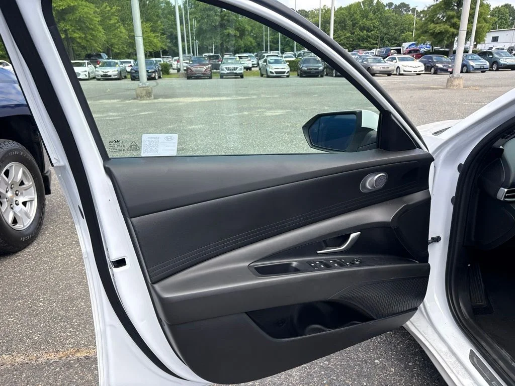 Used 2024 White Hyundai SEL image 14