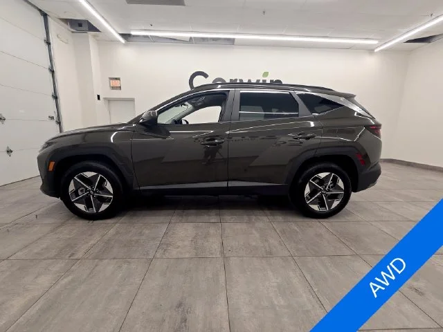 Used 2025 Green Hyundai SEL image 2